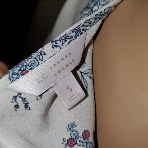 Adorable Lauren Conrad Floral Top, - Picture 6 of 6